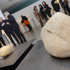 El escultor burgalés observa algunas de las piezas expuestas en el Museo de la Evolución en compañía de su director, la consejera de Cultura y el presidente de la Junta. I-ICAL