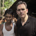 El actor Matt Dillon junto al joven superviviente rohingya Noor Alam, de 17 años, en el campamento de Rakhine, en Myanmar.-Foto: AP