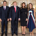 Pedro Sánchez, junto a Donald Trump, su esposa, Melania, y la mujer del presidente del Gobierno español, Begoña Gómez, en la recepción de jefes de Estado y de Gobierno ofrecida por el presidente de EEUU en Nueva York.-@WHITEHOUSE / ANDREA HANKS