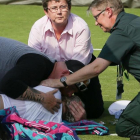 Bethanie Mattek-Sands, atendida por los servicios médicos tras la grave lesión de rodilla.-AFP / DANIEL LEAL-OLIVAS