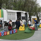 El autobús de Google Actívate se situará hoy y mañana en el Paseo Sierra de Atapuerca.-ECB