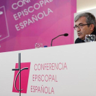 El secretario general y portavoz de la Conferencia Episcopal Española (CEE) y obispo auxiliar de Valladolid, Luis Argüello, este jueves.-EFE / EMILIO NARANJO