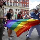 Un hombre intenta arrebatar una bandera de la comunidad homosexual a unos manifestantes en Moscú en el 2015.-REUTERS / MAXIM ZMEYEV