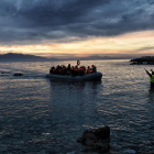 Refugiados e inmigrantes llegan a la isla de Lesbos en lanchas neumáticas.-ARIS MESSINIS / AFP