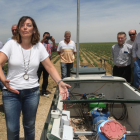 La consejera de Agricultura y Ganadería, Milagros Marcos junto a un hidrante en una finca de Piña de Campos(Palencia) en su visita a las obras de modernización de los regadíos de la Comunidad de Regantes del Canal del Pisuerga-ICAL