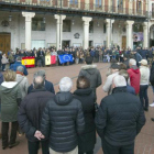 Los concejales del Ayuntamiento se concentraron en la plaza Mayor, a la que se sumaron cientos de personas y, el delegado de la Junta en Burgos y diputados de la Diputación de Burgos.-ISRAEL L. MURILLO