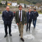 El presidente de la Diputación de León, Emilio Orejas, el alcalde de Molinaseca, Alfonso Arias (I) y los diputados provinciales, Jose Antonio Velasco (2D), y Jaime González (D)-Ical