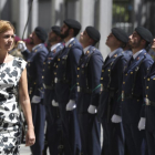 La titular de Defensa, María Dolores de Cospedal, el pasado julio, pasa revista durante un acto para celebrar el 40º aniversario de la creación del ministerio-EFE / J. J. GUILLÉN