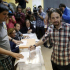 El líder de Podemos, Pablo Iglesias, votando durante esta jornada de elecciones municipales.-Foto: REUTERS