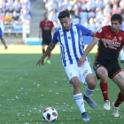 Kijera disputa el esférico junto a un jugador del Recreativo.-CANTERLA-HUELVA INFORMACIÓN