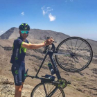 Carlos Barbero posa con su bicicleta en la cima del Veleta.-