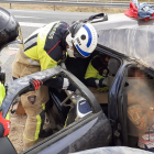 Los bomberos ayudan a extraer a las dos mujeres heridas del coche. BOMBEROS DE BURGOS