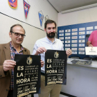 JuanCarlos Barriocanal y Luis Herrero posan con el cartel de la campaña de socios.-RAÚL G. OCHOA