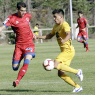 Javi Cantero disputa el balón junto a un jugador del Numancia el sábado en Navaleno.-LUIS ÁNGEL TEJEDOR