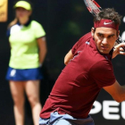 El suizo Federer golpea la bola en el Master 1.000 de Roma ante el austriaco Thiem.-EFE / CLAUDIO ONORATI