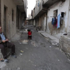 Un anciano en las calles de Damasco tras anunciarse el alto al fuego el pasado sábado.-MOHAMMED BADRA / EFE