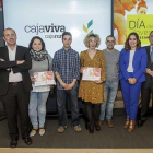 Los finalistas del certamen posaron tras la jornada, con los responsables de AJE y de Caja Viva Caja Rural.-S. O.