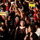 Cientos de mujeres participan en una intervención este martes en Santiago de Chile.-EFE