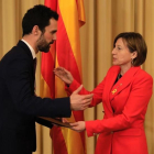 Carme Forcadell traspasa la presidencia del Parlament a Roger Torrent-/ FERRAN NADEU