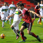 Rúper, que recuperó los galones en la medular rojilla, disputa un balón en el choque de ayer ante el Elche CF-Jose Esteban Egurrola