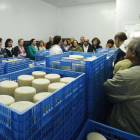 Los visitantes conocieron el proceso de elaboración de quesos en Grisaleña.-G.G.