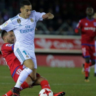 Lucas Vázquez se lleva el balón ante Sierra.-AFP / CESAR MANSO