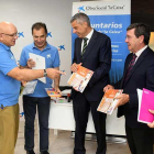 Algunos de los voluntarios mostraron a Rico y Benhamou los objetos que componen el material escolar del kit.-R. O.