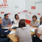 Ander Gil, Javier Lezcano y Esther Peña, en la reunión con De las Heras.-ECB