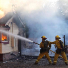Fotografía cedida por CALFIRE muestra a los bomberos que intentan sofocar el incendio en el condado de Lake, California-EFE / ADAM WIEDMANN / CALFIRE