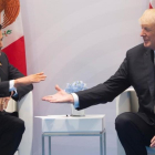 El presidente de México, Enrique Peña Nieto, y el de EEUU, Donald Trump, durante la reunión bilateral que han mantenido en el G20 de Hamburgo.-SAUL LOEB