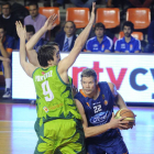 Taylor Coppenrath postea ante Portález, del Planasa.-ISRAEL L. MURILLO