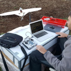 Uno de los pilotos de Codesian controla el vuelo del dron, que cuenta con un plan de vuelo y que está controlado por radiofrecuencia.-CEDIDA