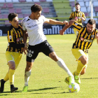 Donovan protege un balón ante la presión de un jugador del Barakaldo-Israel L. Murillo