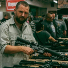 David Beriain, en el reportaje de Clandestino (DMax) sobre el tráfico de armas.-DMAX