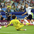 El centrocampista alemán Leon Goretzka (d) marca el 2-0 ante el portero mexicano Guillermo Ochoa (i) durante la semifinal de la Copa Confederaciones entre Alemania y México en el estadio Fisht en Sochi, Rusia-EFE