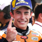 Marc Márquez (Honda) guiña el ojo al fotógrafo, en el corralito del GP de Argentina.-ALEJANDRO CERESUELA