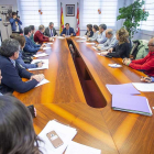 El consejero se citó ayer en Burgos con alcaldes de las zonas básicas de salud de la provincia.-RAÚL OCHOA