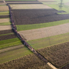 Una imagen aérea muestra una columna de refugiados procedentes de Croacia, atravesando Eslovenia, ayer.-AP / DARKO BANDIC