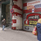 Estos locales han albergado a multitud de negocios durante décadas en el corazón del barrio de Gamonal.-R. OCHOA