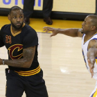 LeBron James trata de supera a Andre Iguodala, en el quinto partido de las finales de la NBA entre Cavaliers y Warriors, el lunes en Oakland.-EPA / JOHN G. MABANGLO