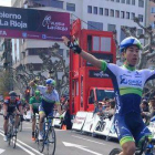 Los Orica celebran la victoria con Carlos Barbero al fondo.-
