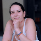 Adriana Marquina, junto a su primera novela.-Israel L. Murillo