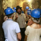 Leopoldo Centeno da unas últimas instrucciones a su ‘troupe’ de voluntarios antes de adentrarse en la galería del Castillo.-Raúl Ochoa