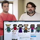 Fernando Pino y Fernando Garro posan con la cuenta de Twitter de su plataforma, en la que cuelgan información y noticias sobre inclusividad y accesibilidad.-ISRAEL L. MURILLO