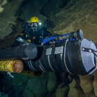 Uno de los miembros de la expedición bucea en el interior del Pozo Azul.-PETER GOOSENS (FACEBOOK POZO AZUL 2014)