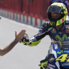 Valentino Rossi es felicitado por Lin Jarvis, jefe de Yamaha, tras conseguir la 'pole position' en Mugello con la ayuda de Maverick Viñales.-MIRCO LAZZARI