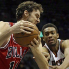 Pau Gasol trata de deshacerse de Jabari Parker, durante el partido que ha enfrentado a los Bulls y a los Bucks en Milwaukee.-Foto: AP / MORRY GASH
