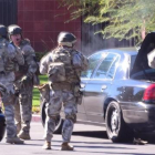 Un equipo del SWAT llega a la escena del tiroteo en San Bernardino, California.-AP / DOUG SAUNDERS