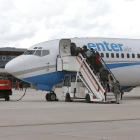 Pasajeros suben a un avión en el aeropuerto de Burgos.-ISRAEL L. MURILLO
