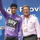 Mikel Landa con el maillot morado en el podio de honor.-SANTI OTERO